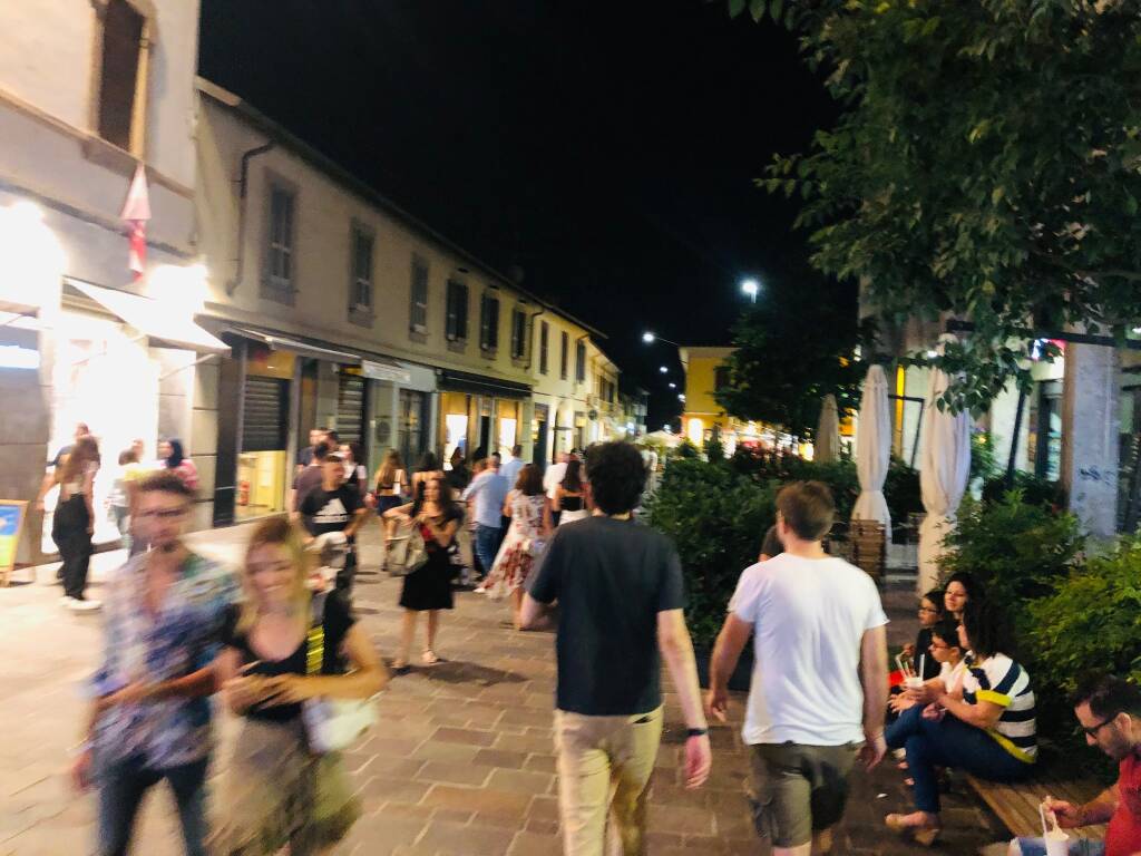 Piazza San Magno tra musica e shopping di sera 