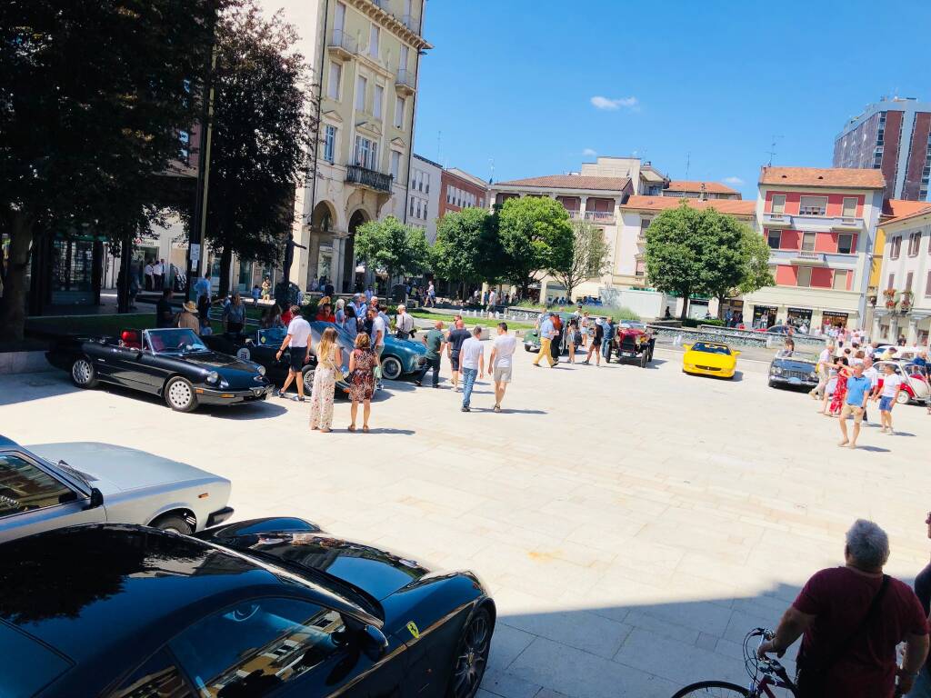 Raduno d’auto d’epoca in piazza San Magno a Legnano  