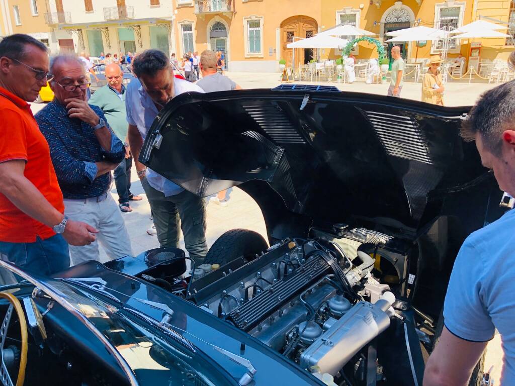 Raduno d’auto d’epoca in piazza San Magno a Legnano  