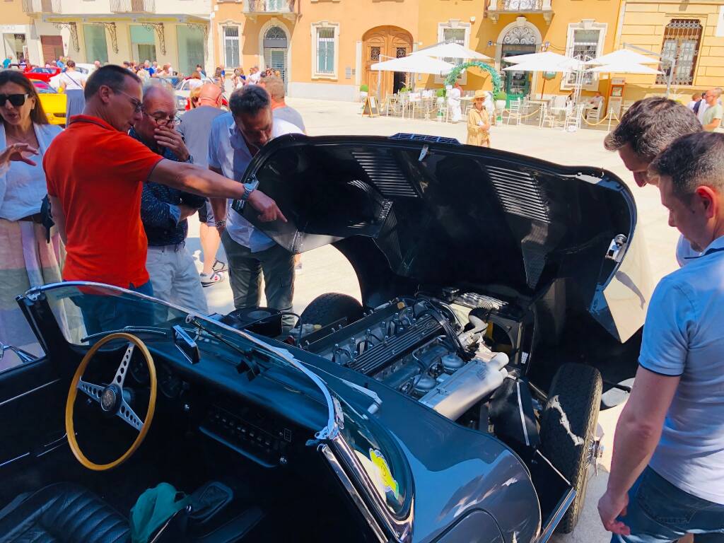 Raduno d’auto d’epoca in piazza San Magno a Legnano  