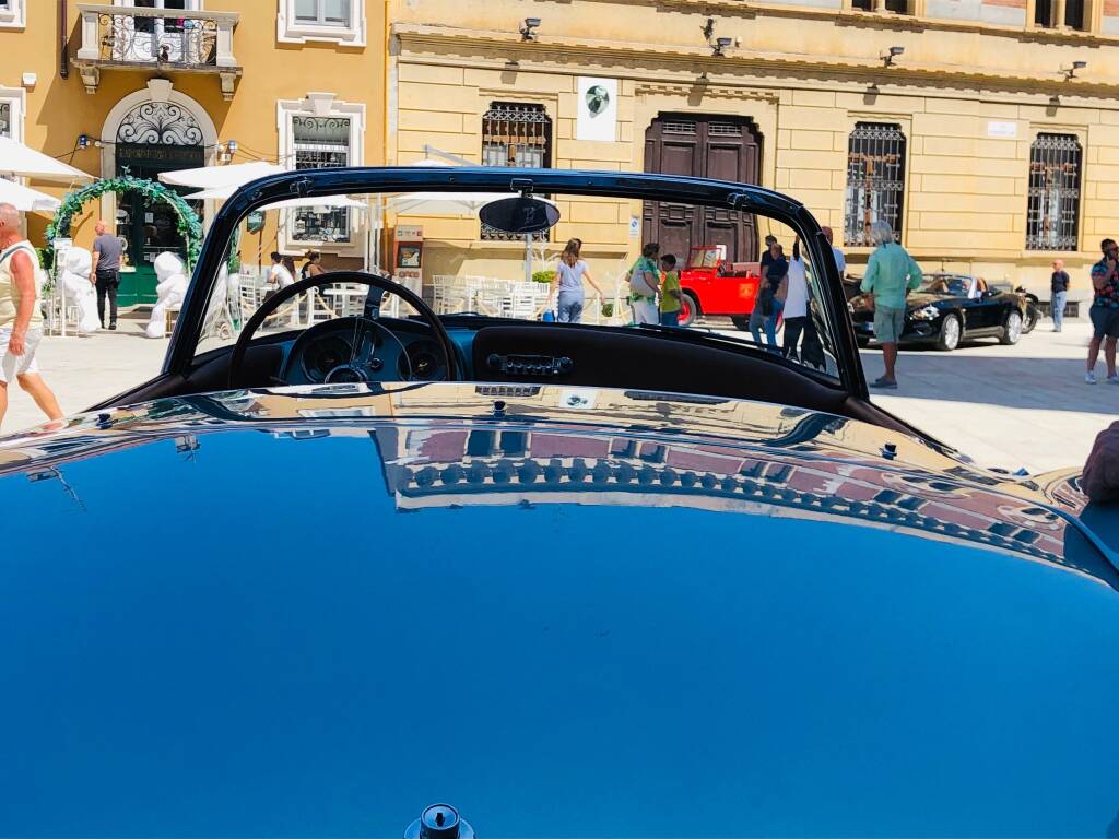 Raduno d’auto d’epoca in piazza San Magno a Legnano  