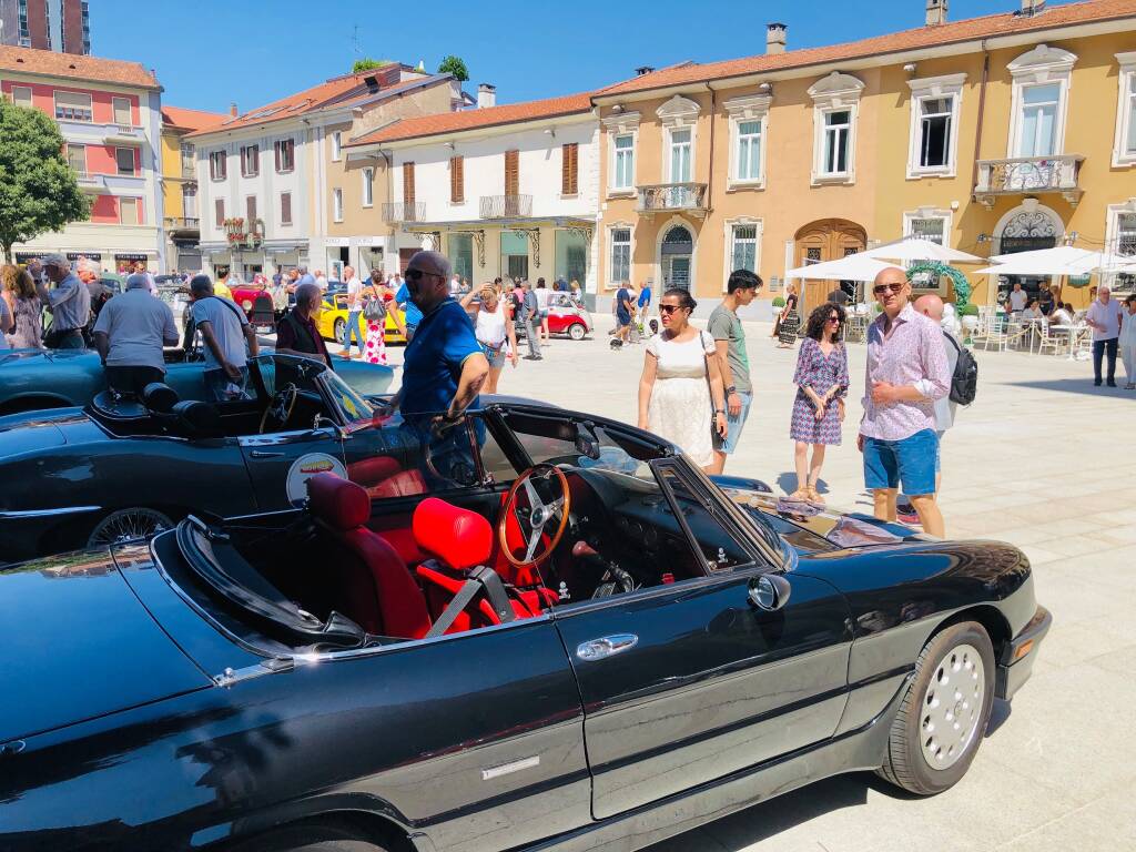 Raduno d’auto d’epoca in piazza San Magno a Legnano  