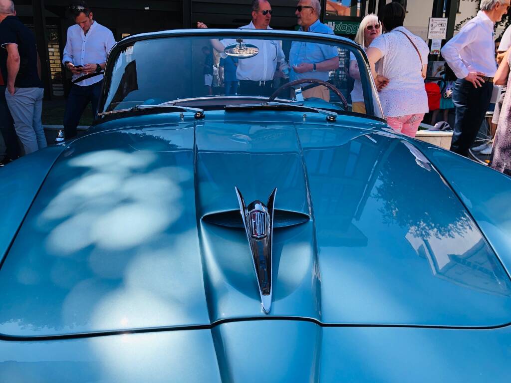 Raduno d’auto d’epoca in piazza San Magno a Legnano  