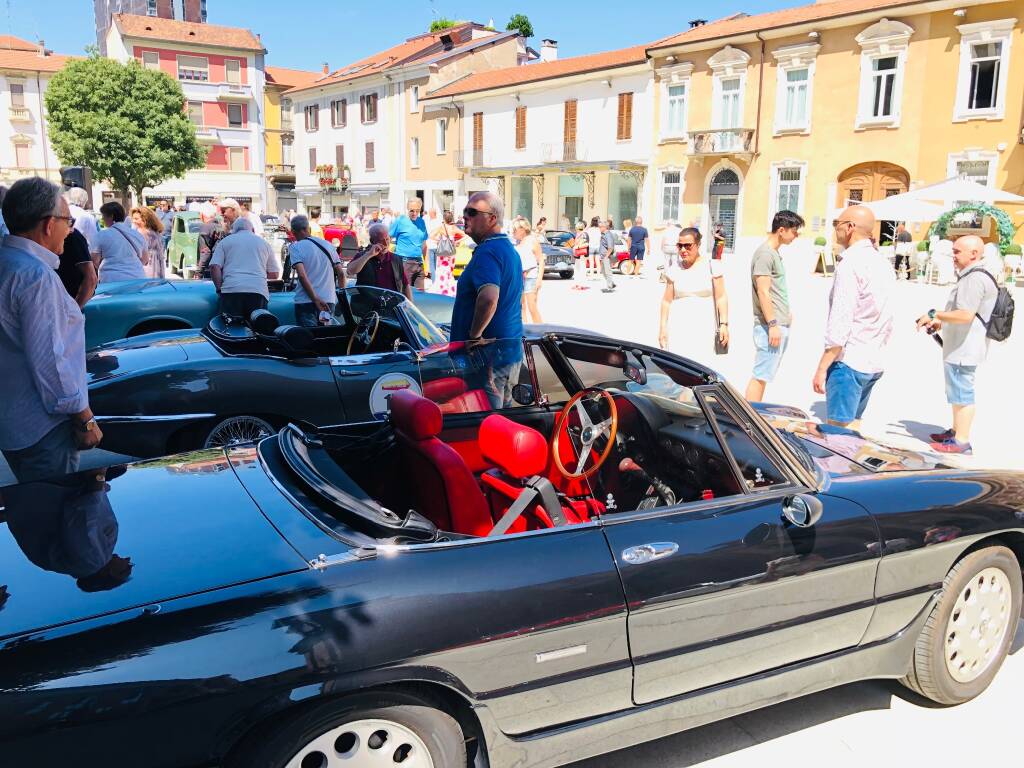 Raduno d’auto d’epoca in piazza San Magno a Legnano  