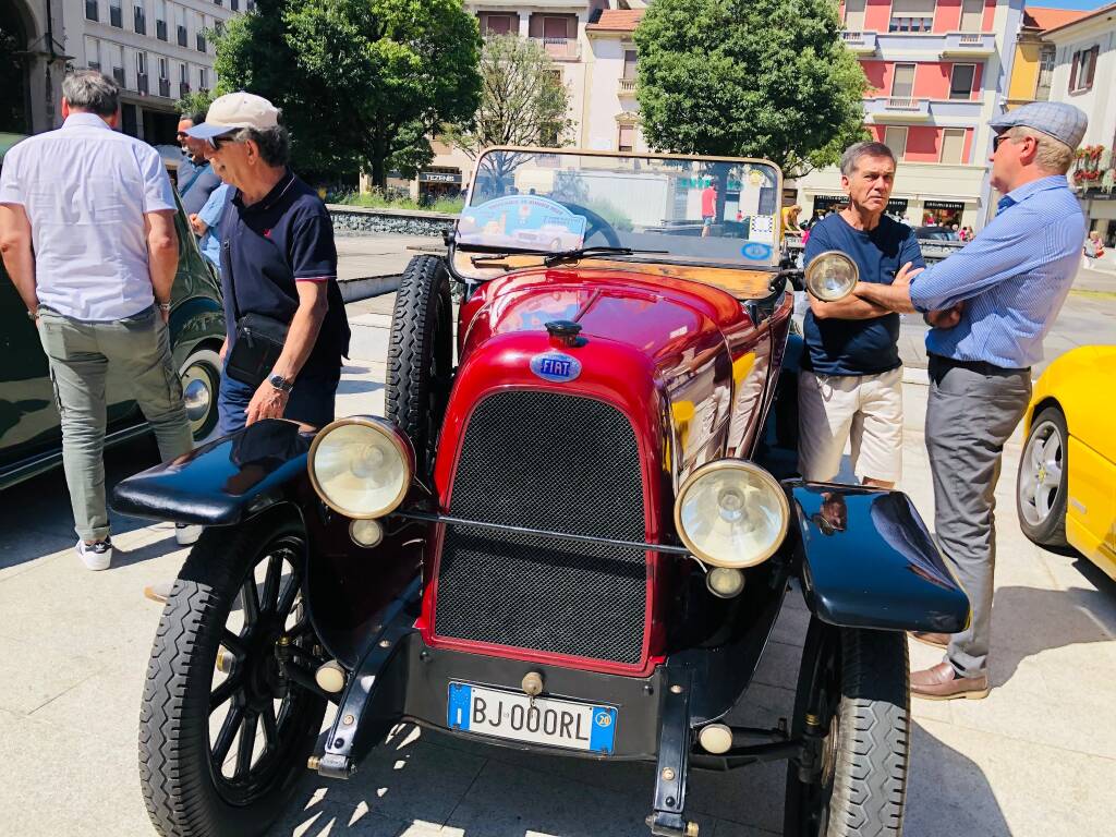 Raduno d’auto d’epoca in piazza San Magno a Legnano  