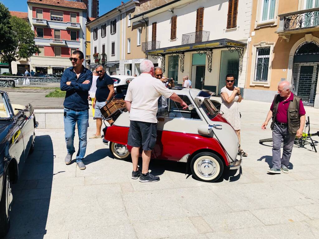 Raduno d’auto d’epoca in piazza San Magno a Legnano  