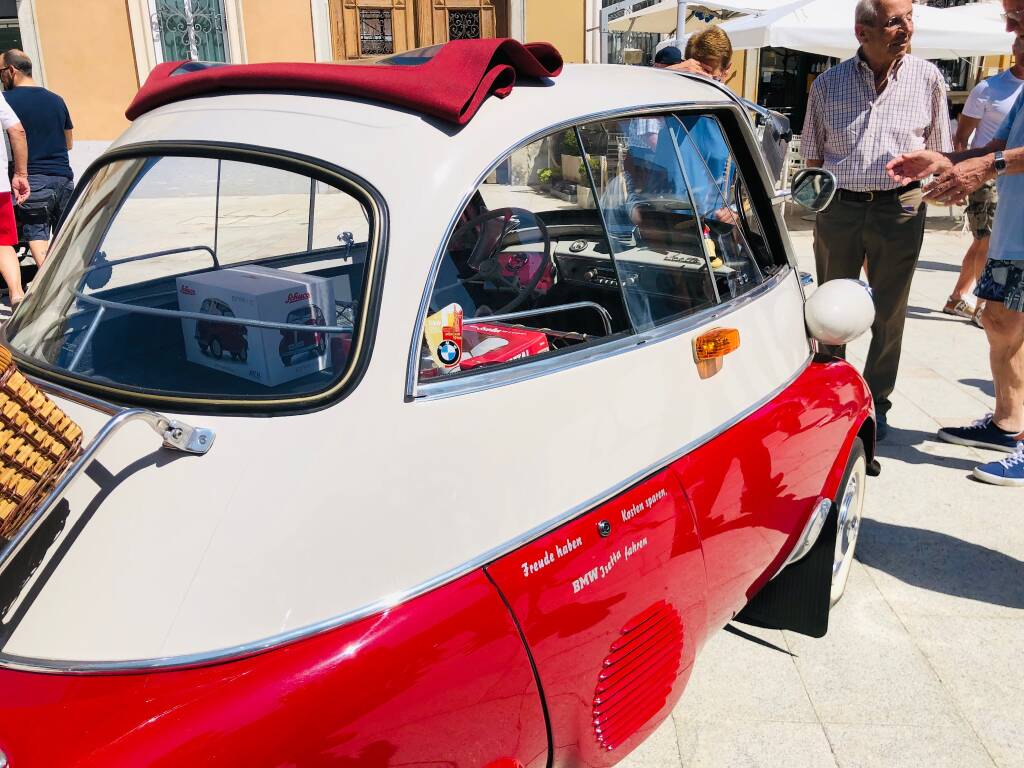 Raduno d’auto d’epoca in piazza San Magno a Legnano  