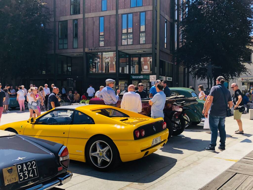 Raduno d’auto d’epoca in piazza San Magno a Legnano  