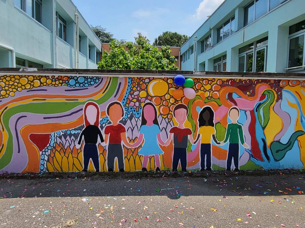 Taglio del nastro per il nuovo murales alle scuole Raimondi di Rescalda