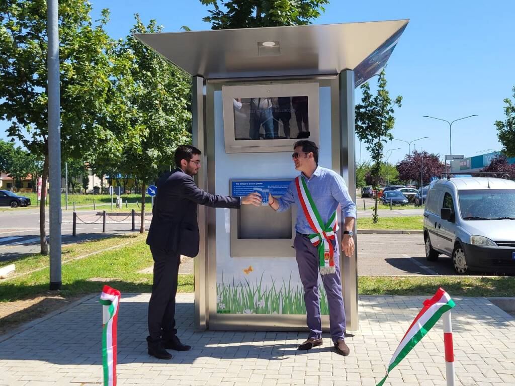 Taglio del nastro per la nuova casa dell'acqua di via Gramsci a Rescaldina