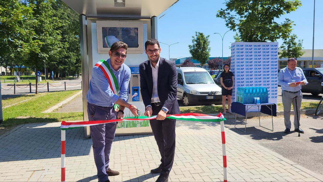 Taglio del nastro per la nuova casa dell'acqua di via Gramsci a Rescaldina