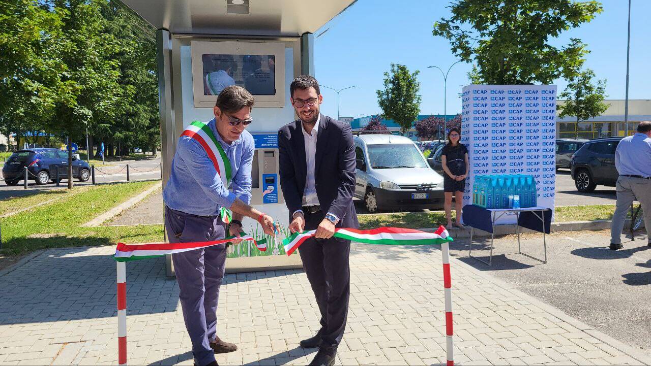 Taglio del nastro per la nuova casa dell'acqua di via Gramsci a Rescaldina