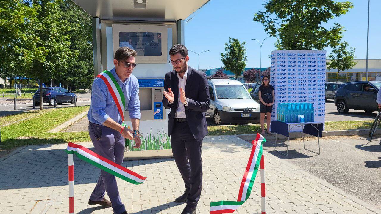 Taglio del nastro per la nuova casa dell'acqua di via Gramsci a Rescaldina