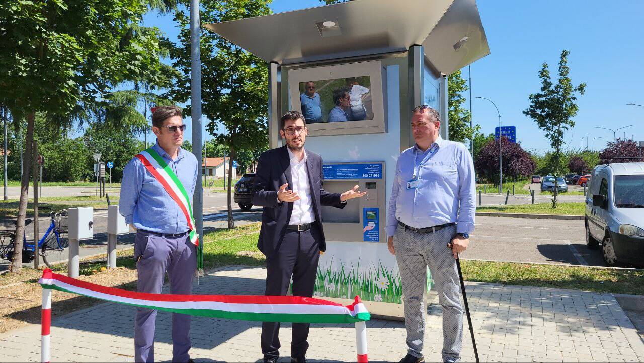 Taglio del nastro per la nuova casa dell'acqua di via Gramsci a Rescaldina