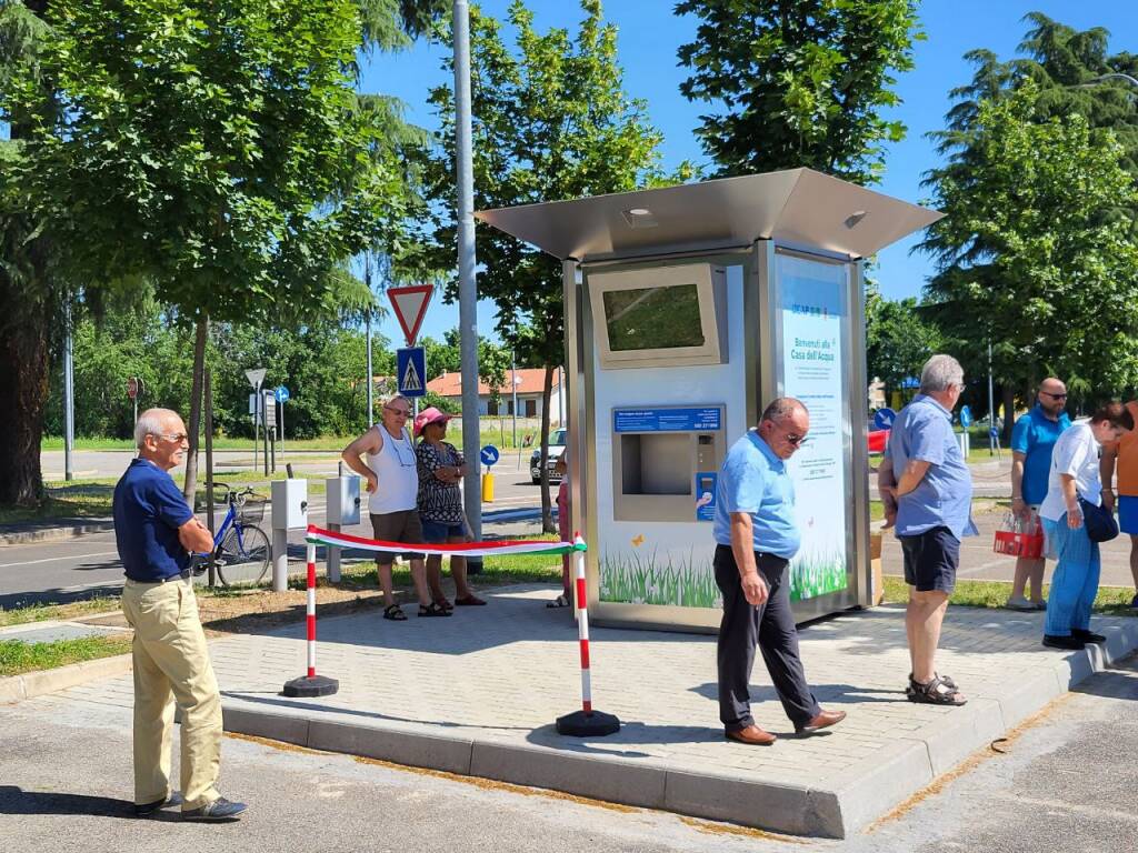 Taglio del nastro per la nuova casa dell'acqua di via Gramsci a Rescaldina