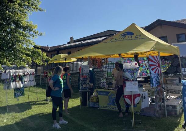 Oltre quattrocento nuotatori per la traversata del Lago Monate