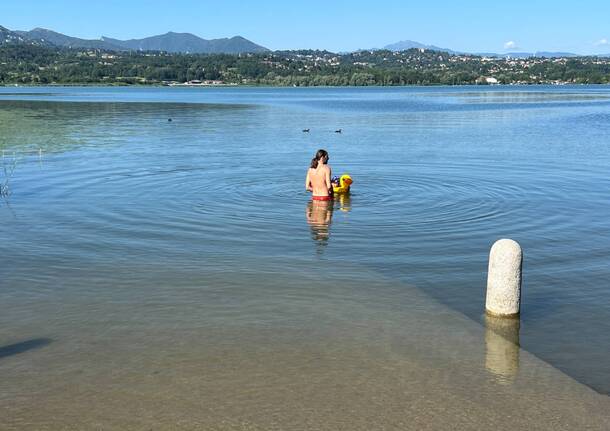 I primi tuffi nel lago di Varese a Bodio Lomnago