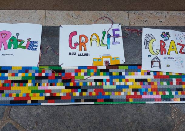 Una rampa in Lego di fronte all'edicola grazie ai bimbi di Travedona Monate