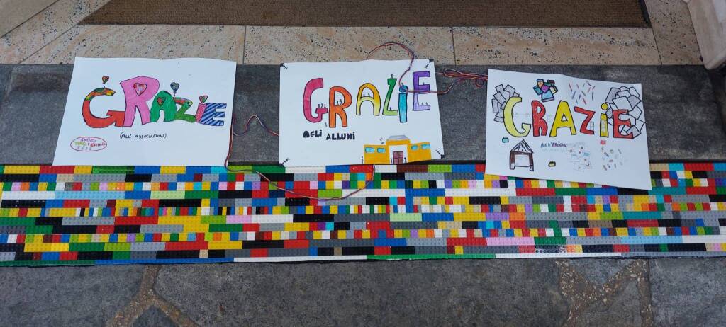 Una rampa in Lego di fronte all'edicola grazie ai bimbi di Travedona Monate