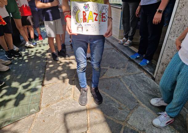 Una rampa in Lego di fronte all’edicola grazie ai bimbi di Travedona Monate