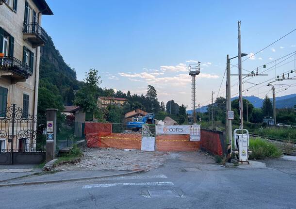 A Laveno Mombello abbattuto lo stabile di via Ceretti 