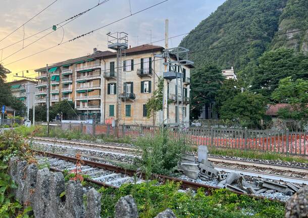 A Laveno Mombello abbattuto lo stabile di via Ceretti 