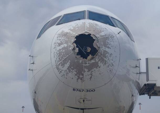 Aereo mitragliato dalla grandine a Malpensa