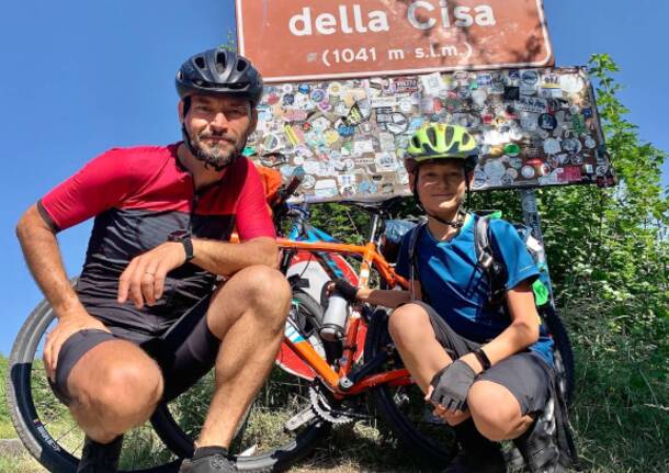 Alessandro e Lorenzo, padre figlio in bici per 1000 chilometri sulla via Francigena