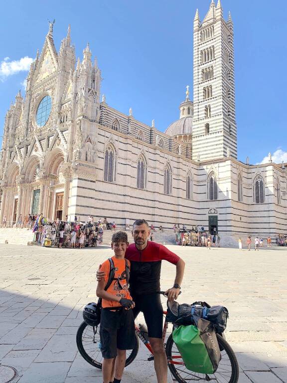 Alessandro e Lorenzo, padre figlio in bici per 1000 chilometri sulla via Francigena