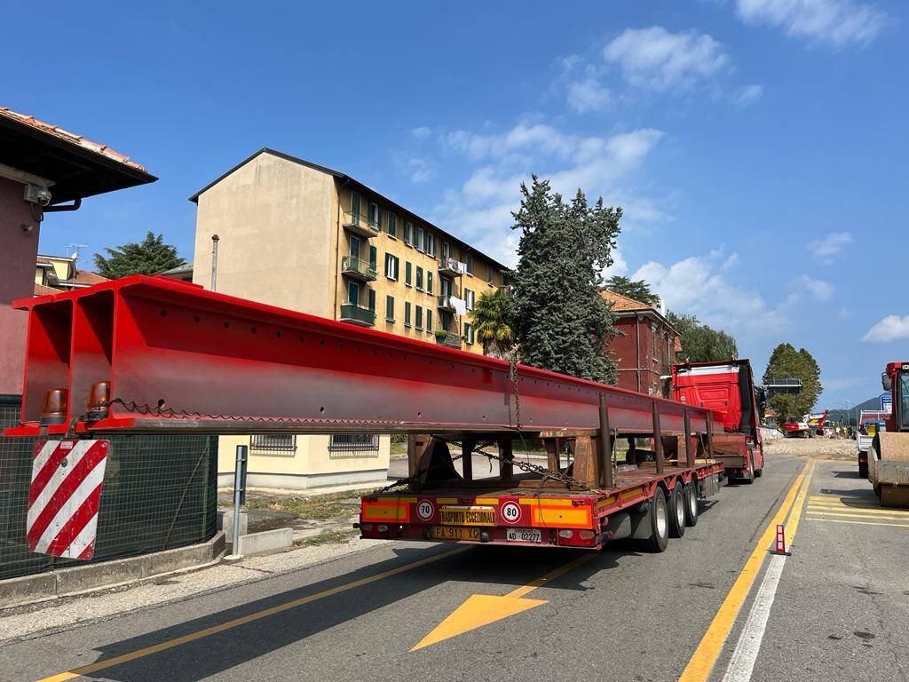 Arrivano le travi per la rotonda di Largo Flaiano a Varese
