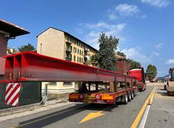 Arrivano le travi per la rotonda di Largo Flaiano a Varese