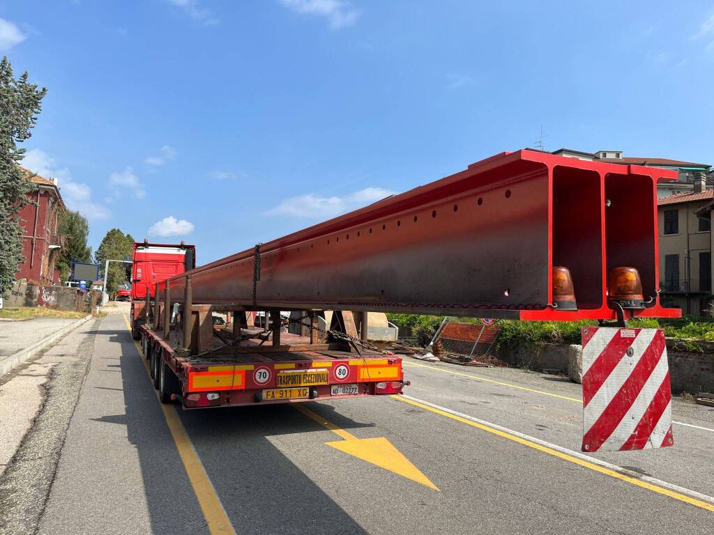 Arrivano le travi per la rotonda di Largo Flaiano a Varese