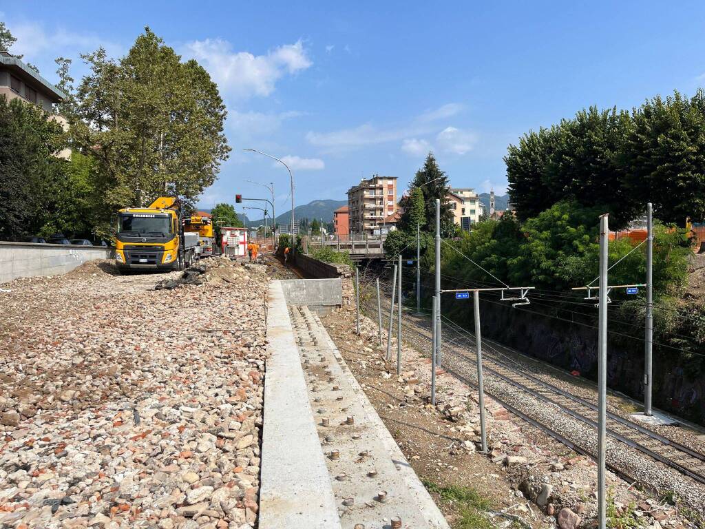 Arrivano le travi per la rotonda di Largo Flaiano a Varese