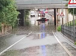 Auto intrappolata nel sottopasso allagato ad Origgio. Interviene il carro attrezzi