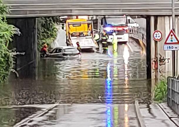 Auto intrappolata nel sottopasso allagato ad Origgio. Interviene il carro attrezzi