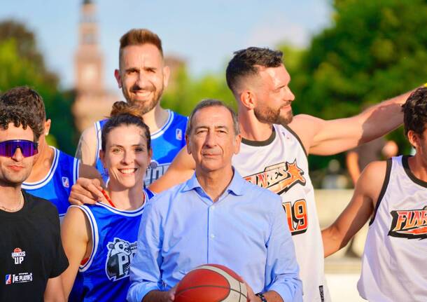 Basket: progetto "Same Hands" sotto l'arco della Pace a Milano. By Daniele Zaffaroni