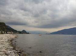 Sassi zen e nuvoloni sulle coste del Lago Maggiore