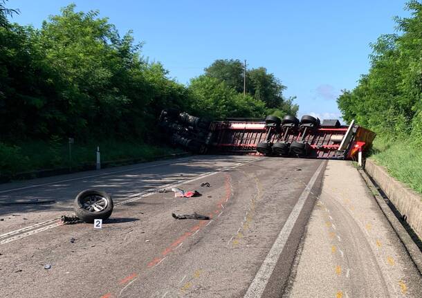 Lo schianto a Cantello col Tir ribaltato