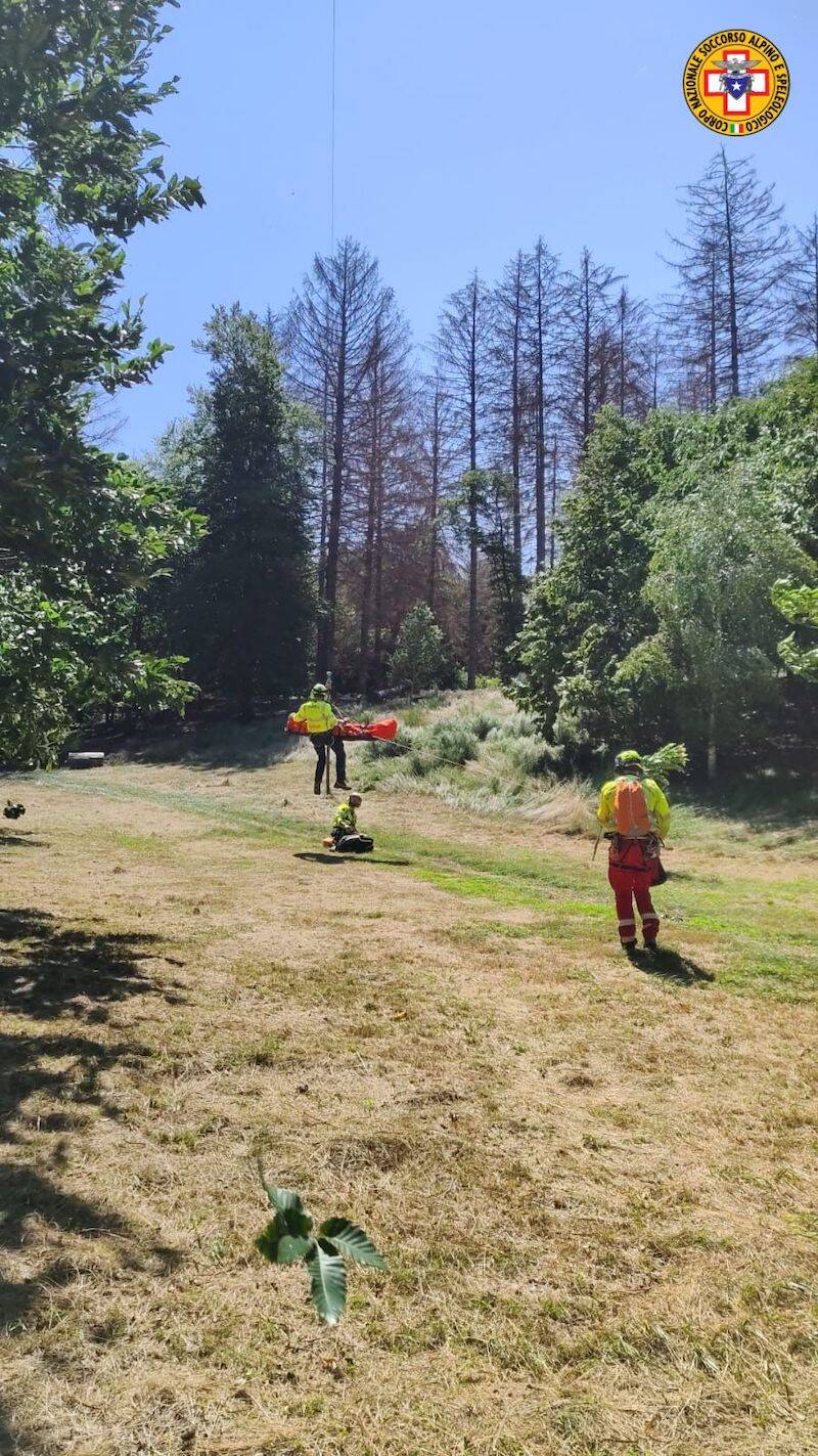 Il salvataggio del biker nei boschi sopra Orino