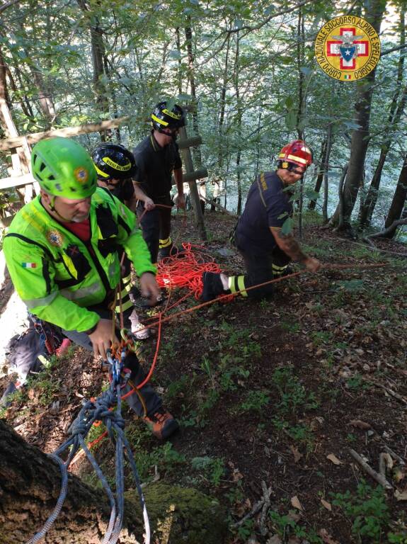 Bloccato col cane nel dirupo, lo salva il Soccorso alpino