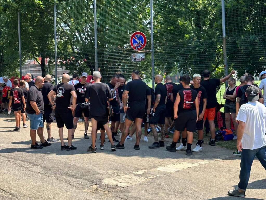 Centinaia di tifosi rossoneri a Milanello per il raduno del Milan