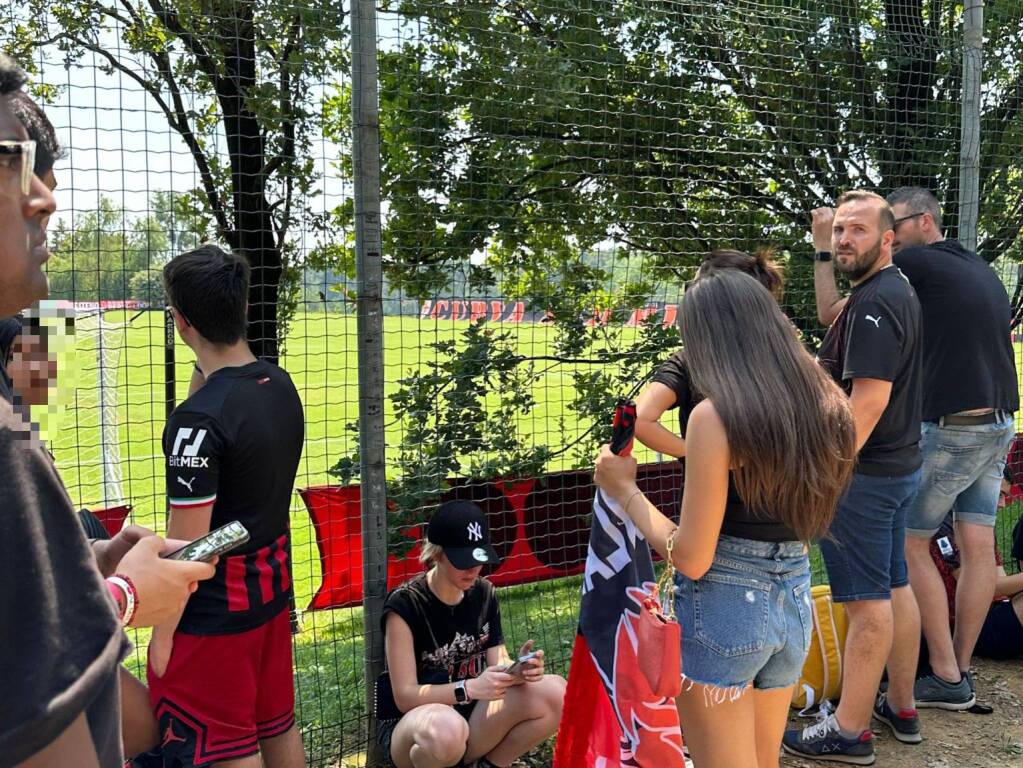 Centinaia di tifosi rossoneri a Milanello per il raduno del Milan