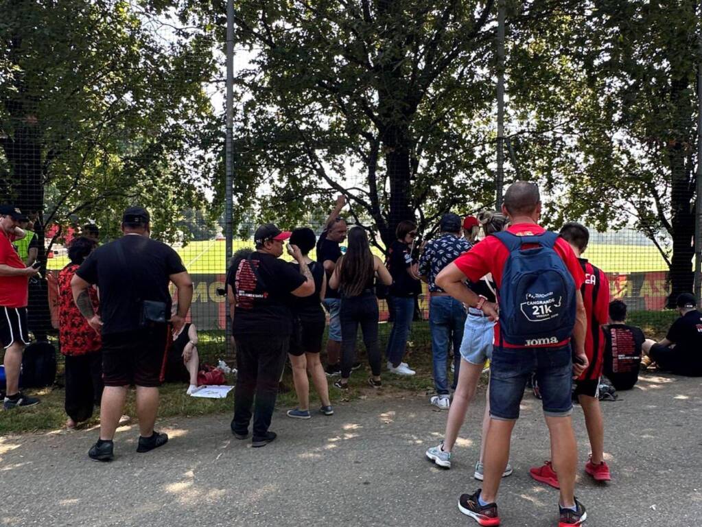 Centinaia di tifosi rossoneri a Milanello per il raduno del Milan