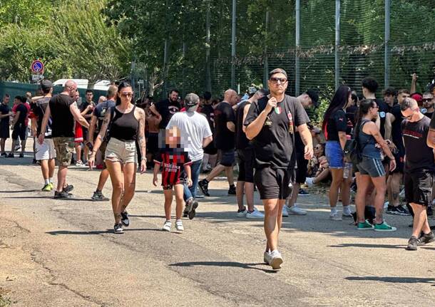 Centinaia di tifosi rossoneri a Milanello per il raduno del Milan