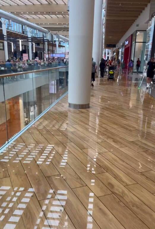 Centro commerciale di Arese invaso dall'acqua