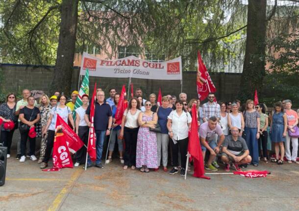 Crisi Gran Casa, lavoratori in sciopero sotto la sede di Legnano