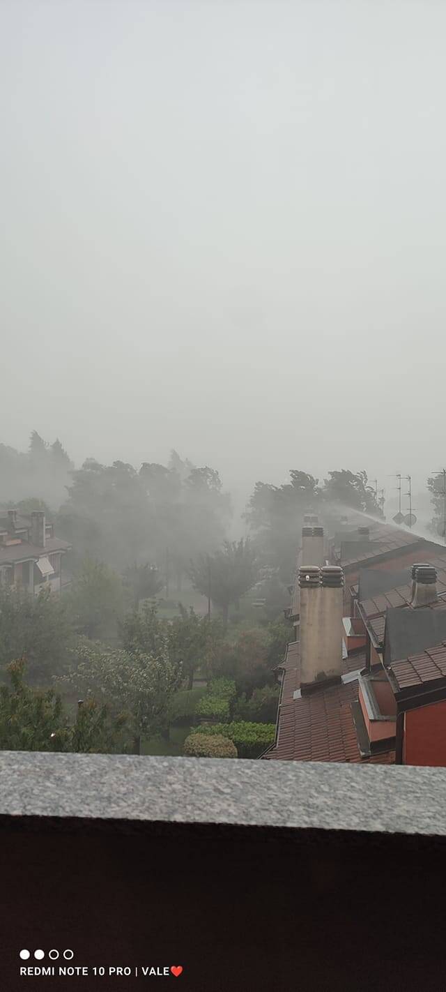 Forte temporale e grandine, mattina di maltempo su Varese - Le foto dei lettori