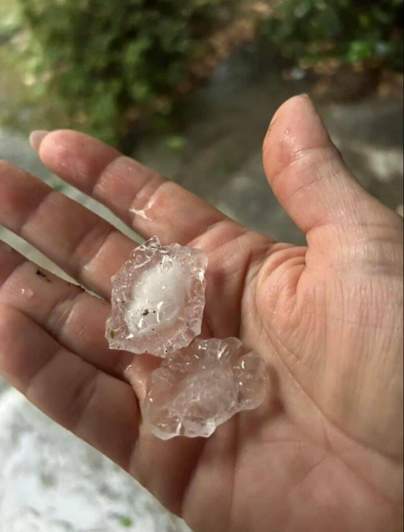 Forte temporale e grandine, mattina di maltempo su Varese - Le foto dei lettori