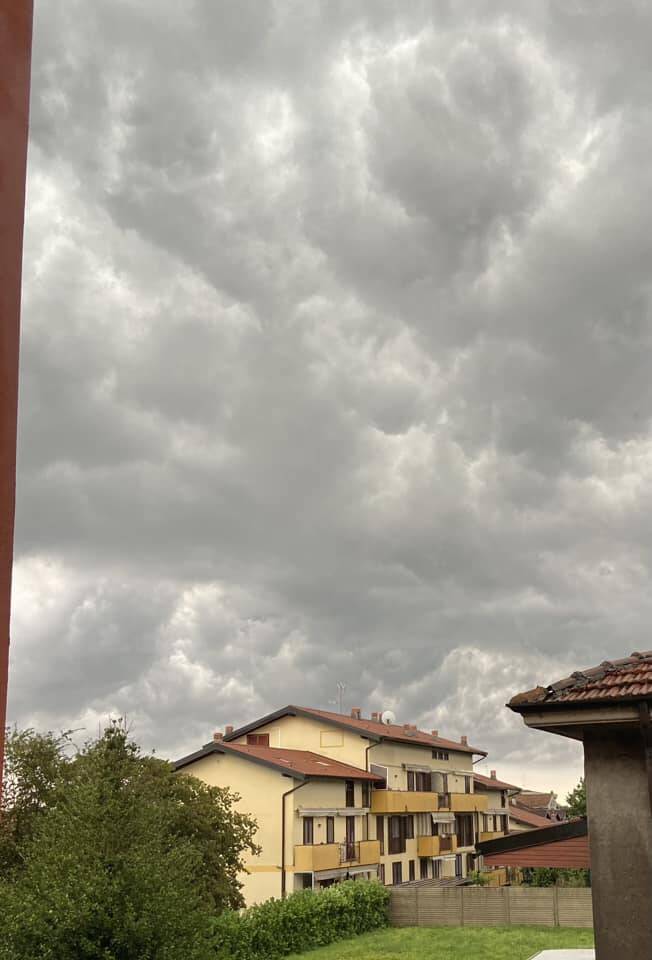 Forte temporale e grandine, mattina di maltempo su Varese - Le foto dei lettori