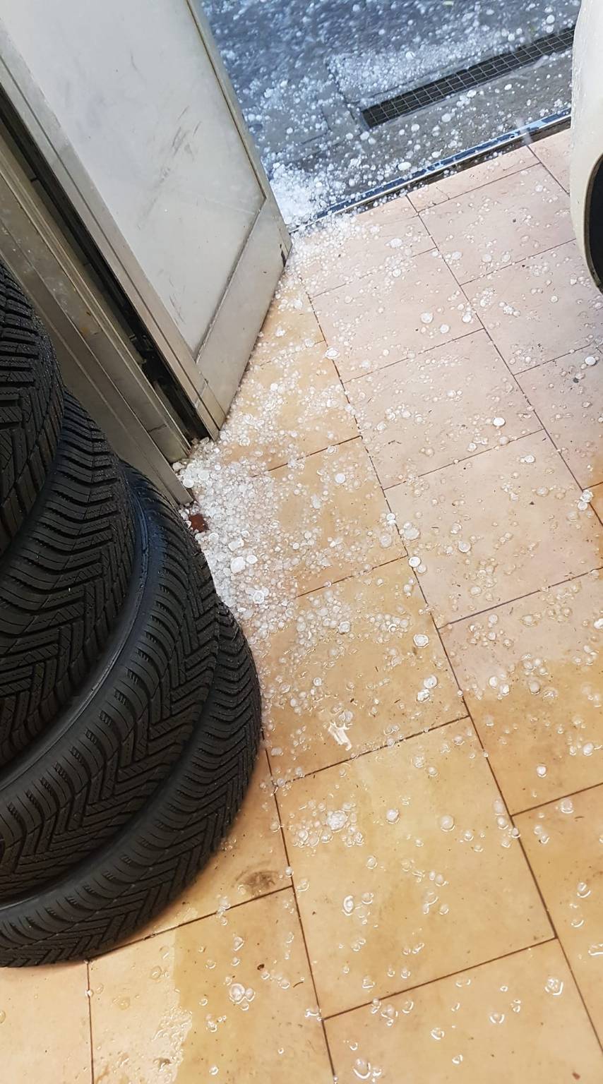 Forte temporale e grandine, mattina di maltempo su Varese - Le foto dei lettori